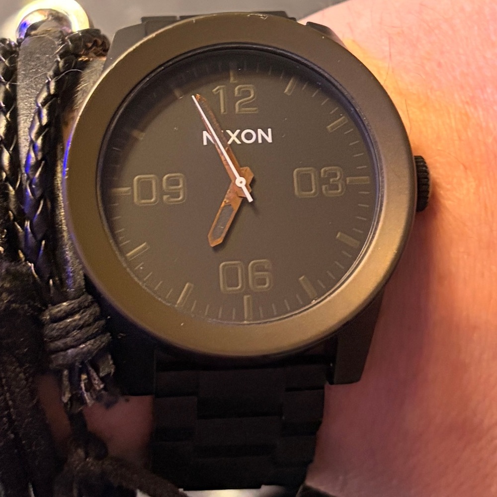 NIXON Corporal SS - Very good condition. New battery. Beautiful timepiece.